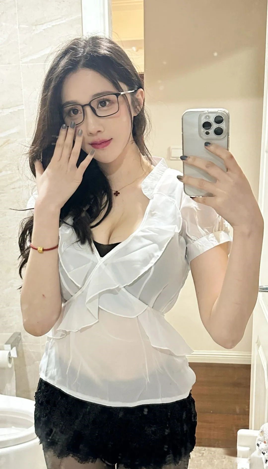 哈登游艇派对，国内四大嫩模投怀送抱