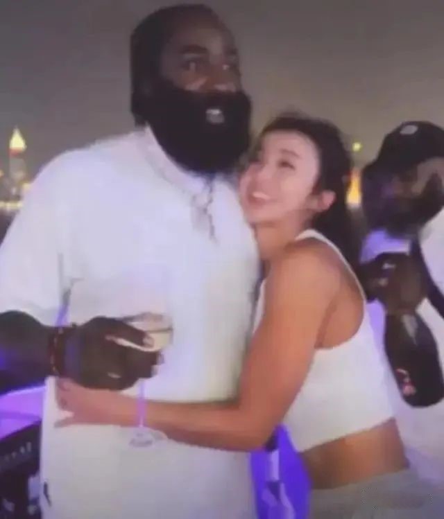 哈登游艇派对，国内四大嫩模投怀送抱