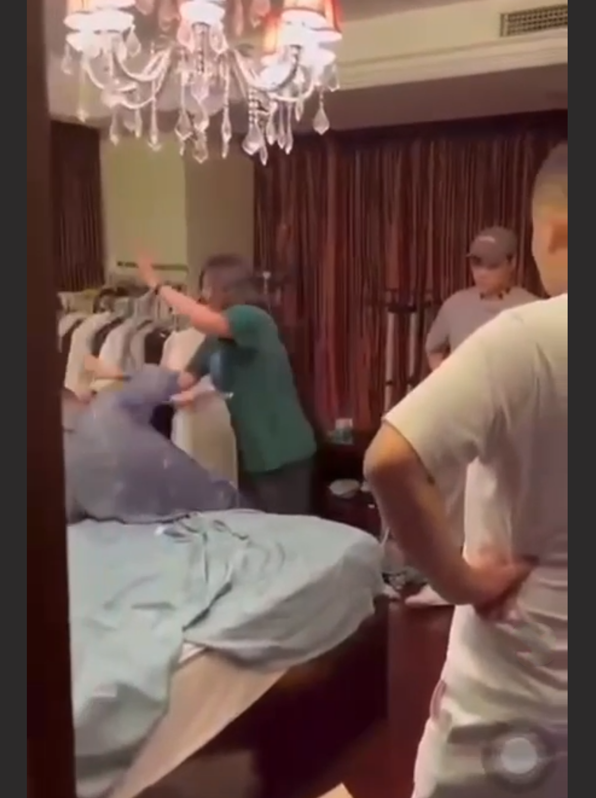 直击捉奸现场 -- 侄媳妇与姑父偷情 被当场捉奸 警察叔叔都来了