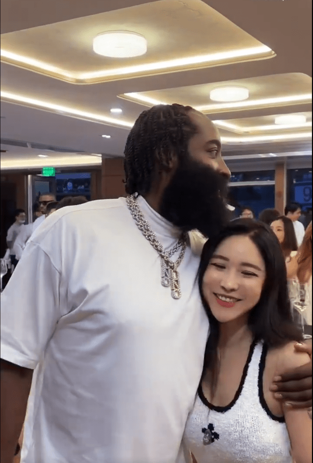 哈登游艇派对，国内四大嫩模投怀送抱