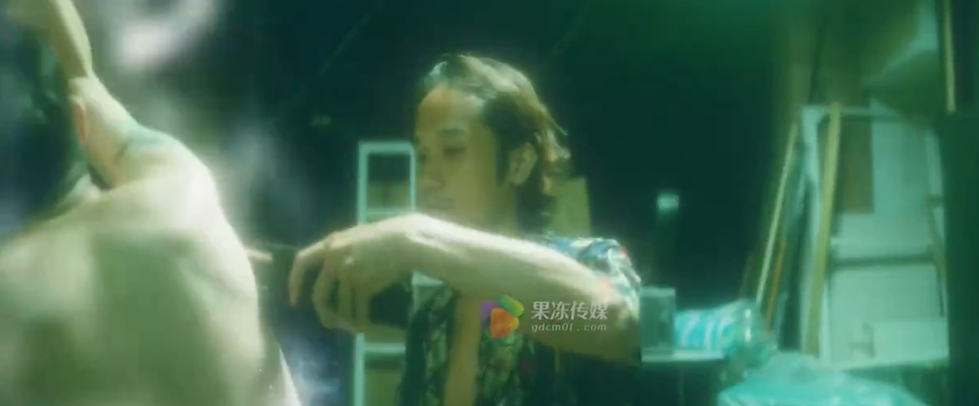 《孤注一掷》被翻拍成人版本~果然这些传媒才是紧跟热点啊。