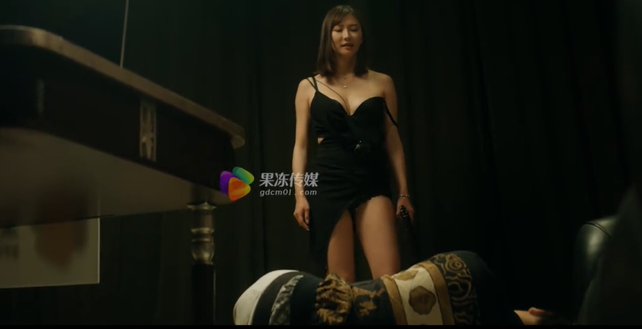 《孤注一掷》被翻拍成人版本~果然这些传媒才是紧跟热点啊。