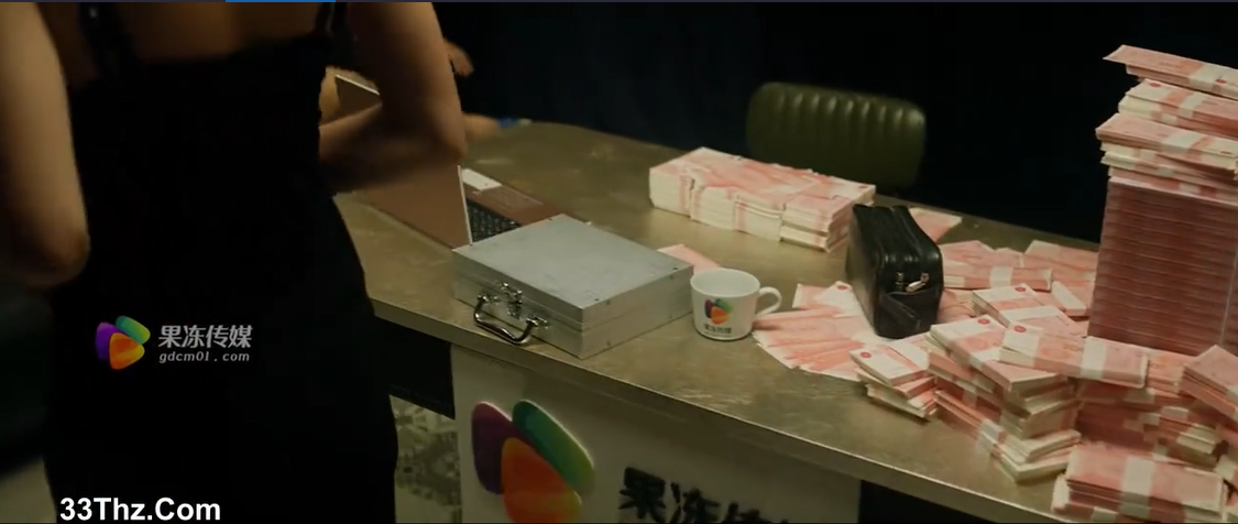 《孤注一掷》被翻拍成人版本~果然这些传媒才是紧跟热点啊。