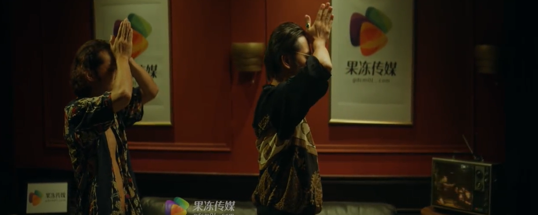 《孤注一掷》被翻拍成人版本~果然这些传媒才是紧跟热点啊。