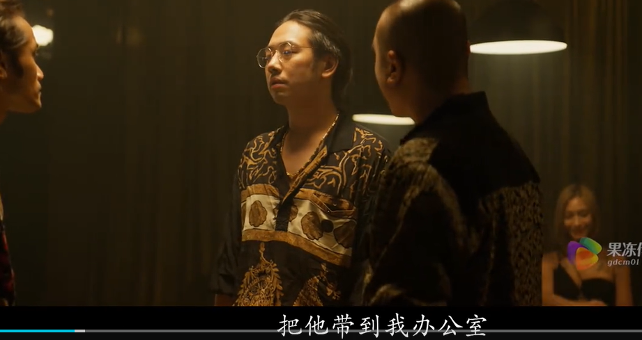 《孤注一掷》被翻拍成人版本~果然这些传媒才是紧跟热点啊。