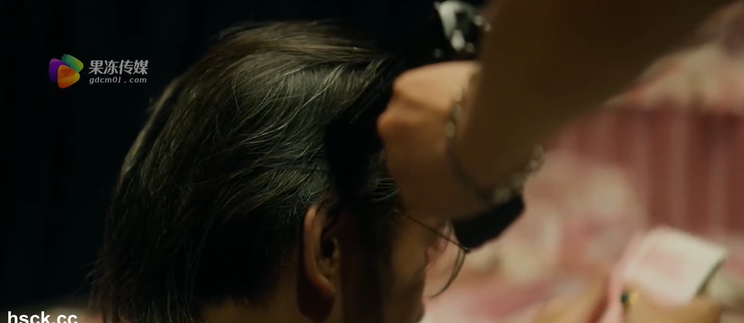 《孤注一掷》被翻拍成人版本~果然这些传媒才是紧跟热点啊。