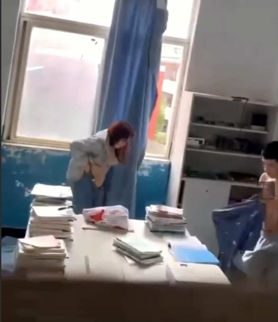 离大谱 云南昆明农业大学学生情侣在教室里啪啪 被多位老师当场堵门！ 直接吓阳痿了！