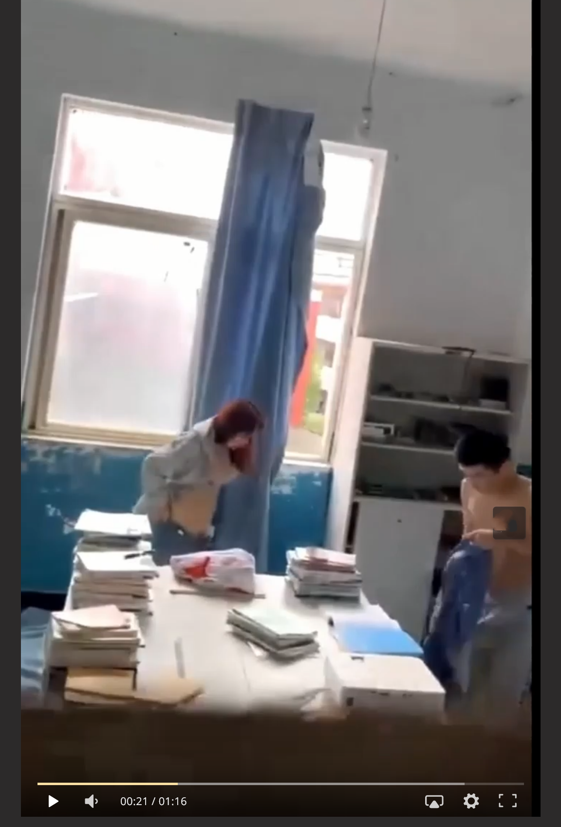 离大谱 云南昆明农业大学学生情侣在教室里啪啪 被多位老师当场堵门！ 直接吓阳痿了！