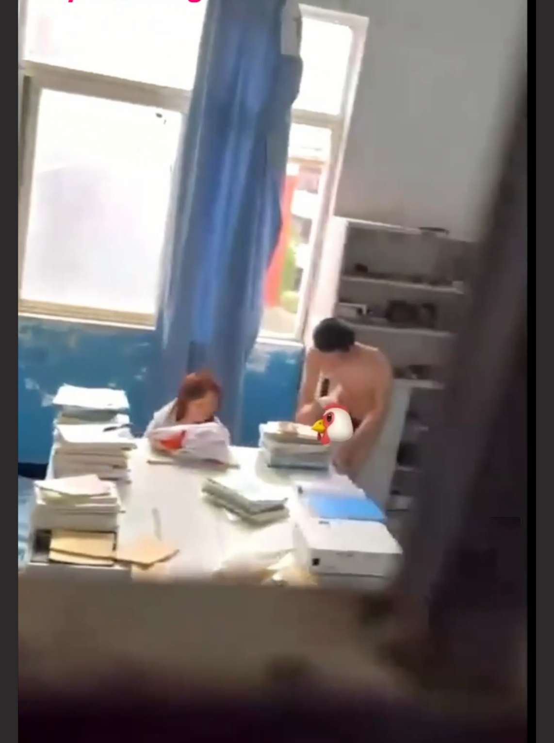 离大谱 云南昆明农业大学学生情侣在教室里啪啪 被多位老师当场堵门！ 直接吓阳痿了！