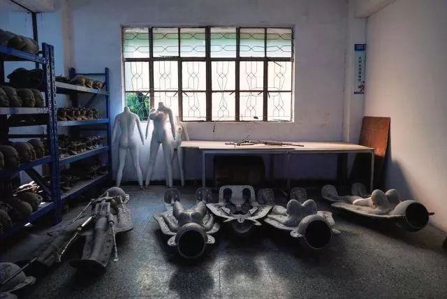 植入AI的充气娃娃工厂,现场颇诡异…