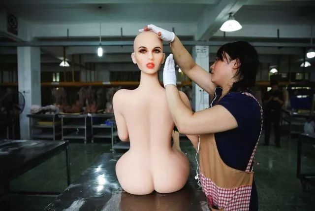 植入AI的充气娃娃工厂,现场颇诡异…