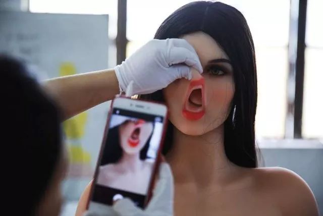 植入AI的充气娃娃工厂,现场颇诡异…