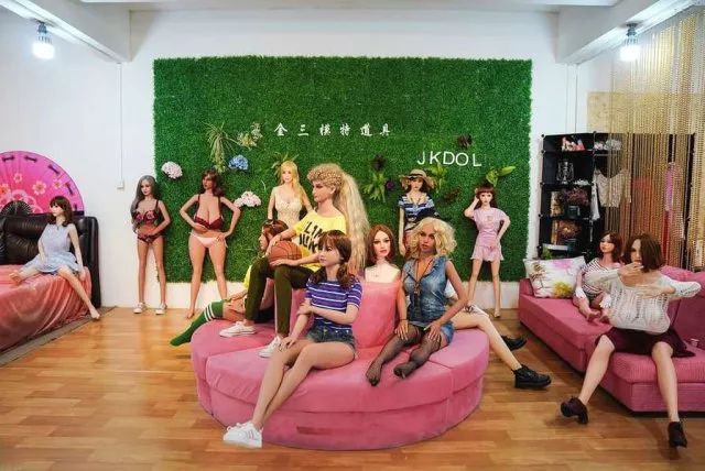 植入AI的充气娃娃工厂,现场颇诡异…