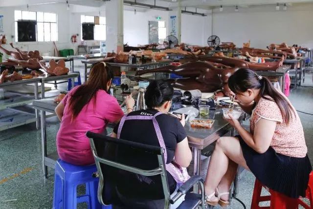 植入AI的充气娃娃工厂,现场颇诡异…