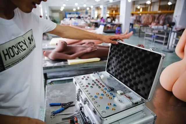 植入AI的充气娃娃工厂,现场颇诡异…