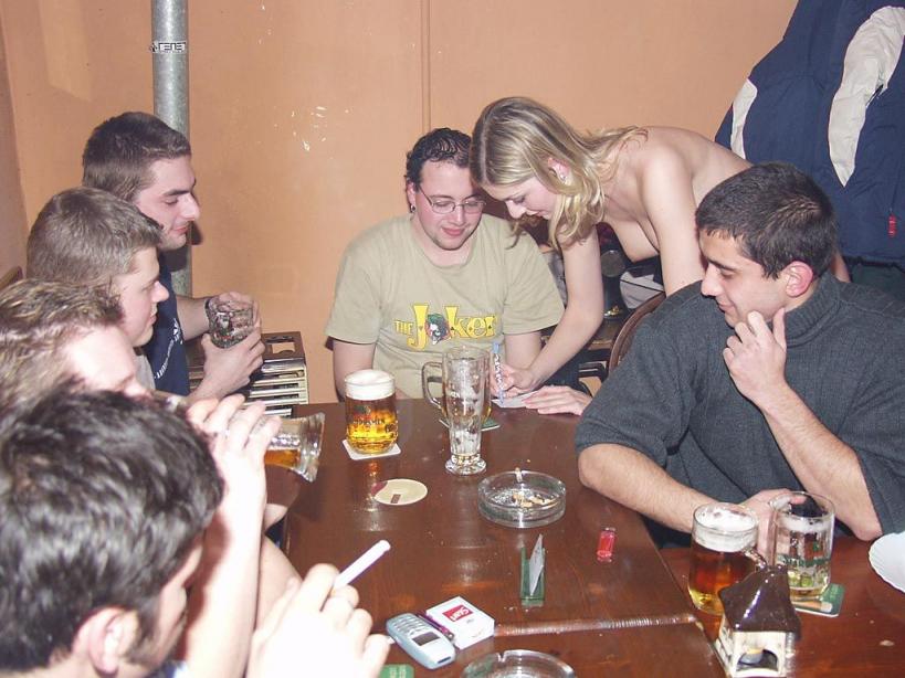 全裸女招待跨坐顾客肩膀、大腿上，洋妞裸奔玩法真多