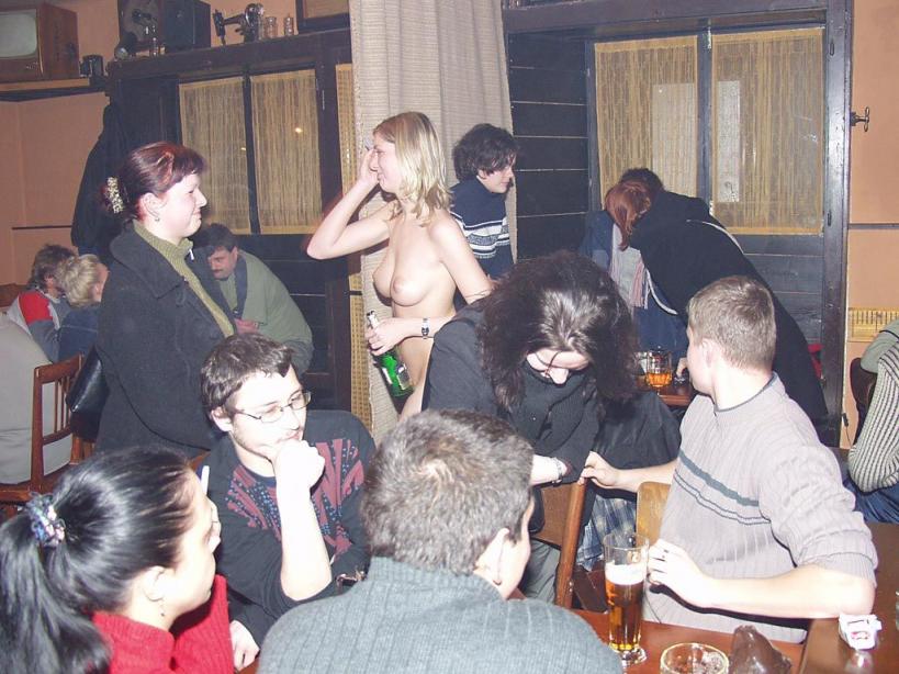 全裸女招待跨坐顾客肩膀、大腿上，洋妞裸奔玩法真多