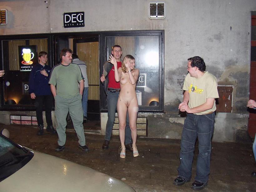 全裸女招待跨坐顾客肩膀、大腿上，洋妞裸奔玩法真多