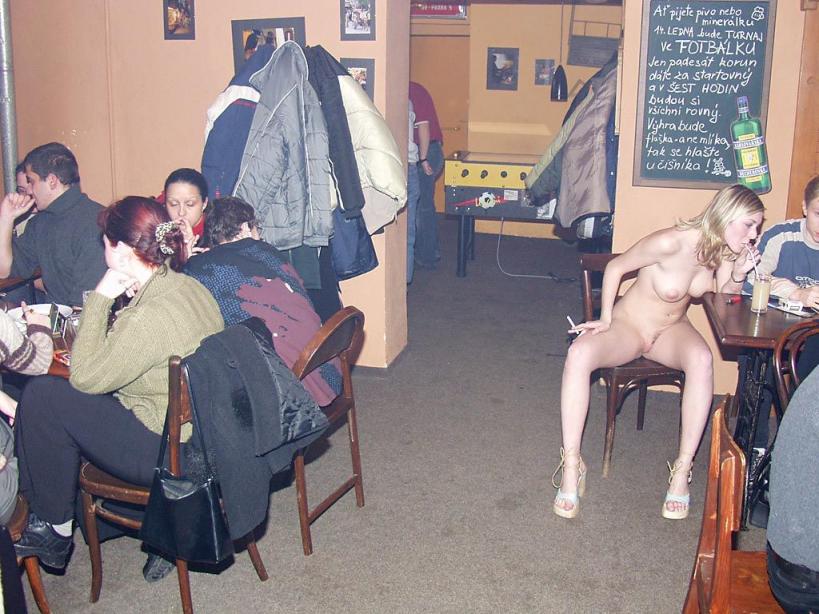 全裸女招待跨坐顾客肩膀、大腿上，洋妞裸奔玩法真多