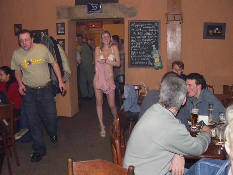 全裸女招待跨坐顾客肩膀、大腿上，洋妞裸奔玩法真多