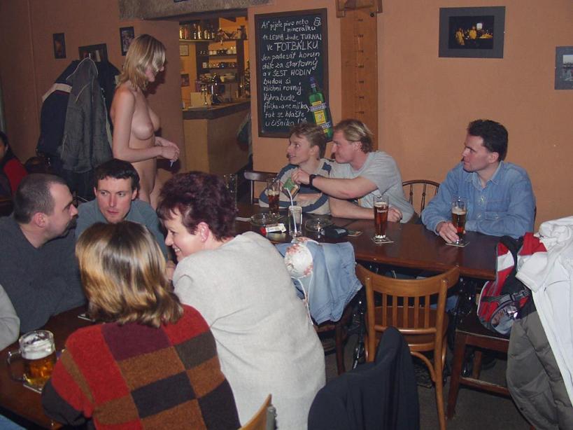 全裸女招待跨坐顾客肩膀、大腿上，洋妞裸奔玩法真多