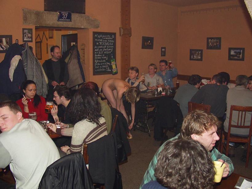 全裸女招待跨坐顾客肩膀、大腿上，洋妞裸奔玩法真多