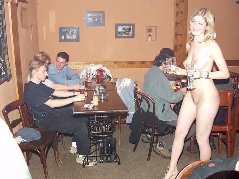 全裸女招待跨坐顾客肩膀、大腿上，洋妞裸奔玩法真多