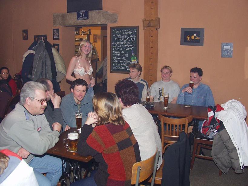 全裸女招待跨坐顾客肩膀、大腿上，洋妞裸奔玩法真多