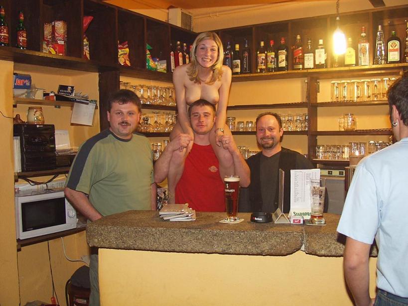 全裸女招待跨坐顾客肩膀、大腿上，洋妞裸奔玩法真多