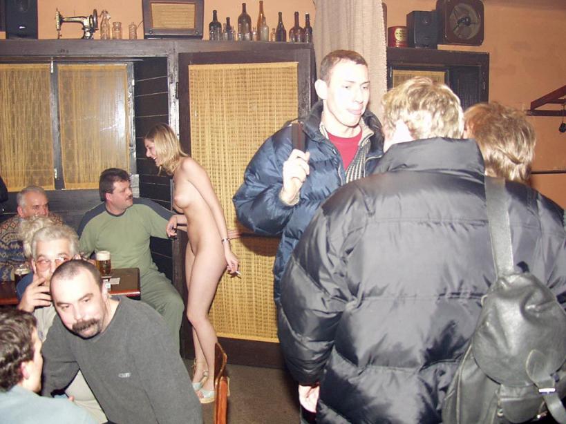 全裸女招待跨坐顾客肩膀、大腿上，洋妞裸奔玩法真多