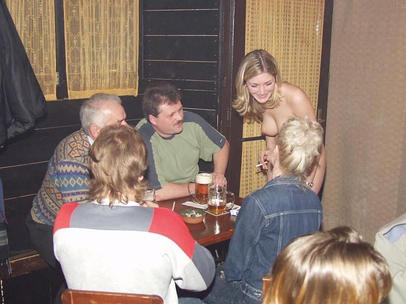 全裸女招待跨坐顾客肩膀、大腿上，洋妞裸奔玩法真多