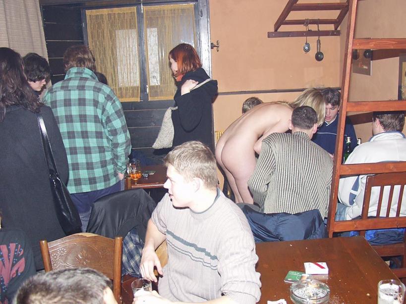 全裸女招待跨坐顾客肩膀、大腿上，洋妞裸奔玩法真多