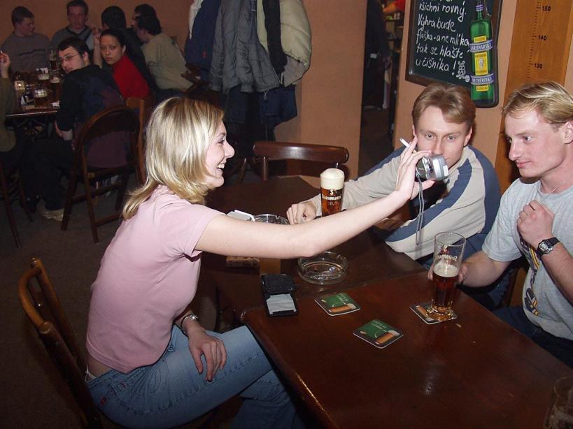 全裸女招待跨坐顾客肩膀、大腿上，洋妞裸奔玩法真多