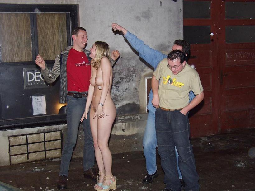 全裸女招待跨坐顾客肩膀、大腿上，洋妞裸奔玩法真多