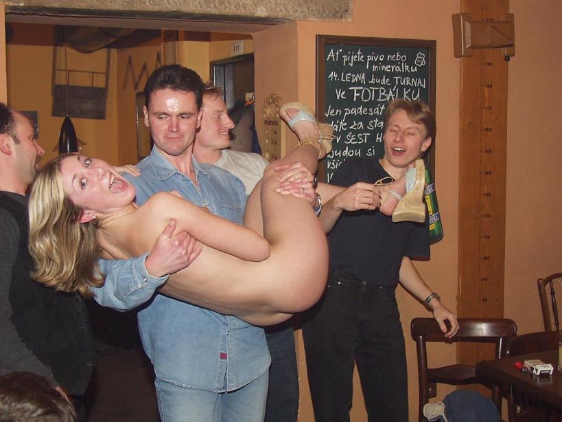 全裸女招待跨坐顾客肩膀、大腿上，洋妞裸奔玩法真多