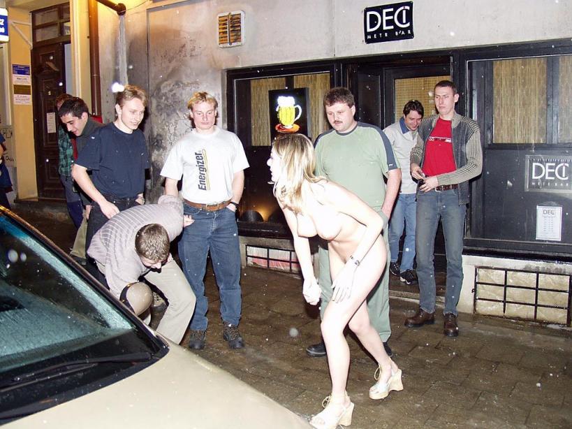 全裸女招待跨坐顾客肩膀、大腿上，洋妞裸奔玩法真多