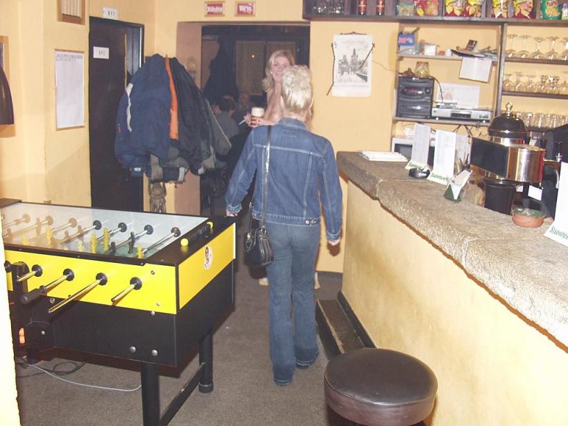 全裸女招待跨坐顾客肩膀、大腿上，洋妞裸奔玩法真多