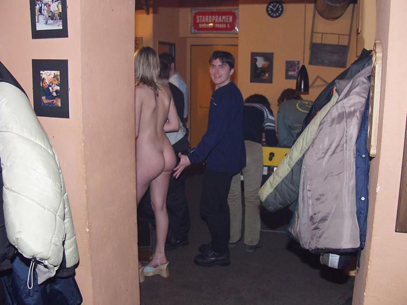 全裸女招待跨坐顾客肩膀、大腿上，洋妞裸奔玩法真多