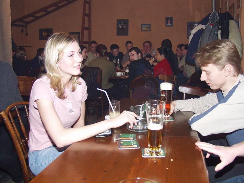 全裸女招待跨坐顾客肩膀、大腿上，洋妞裸奔玩法真多