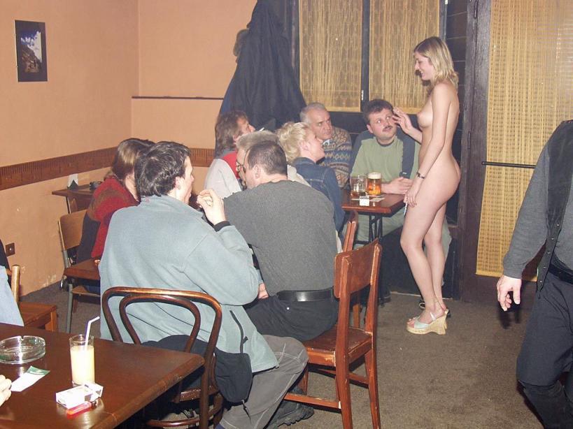 全裸女招待跨坐顾客肩膀、大腿上，洋妞裸奔玩法真多