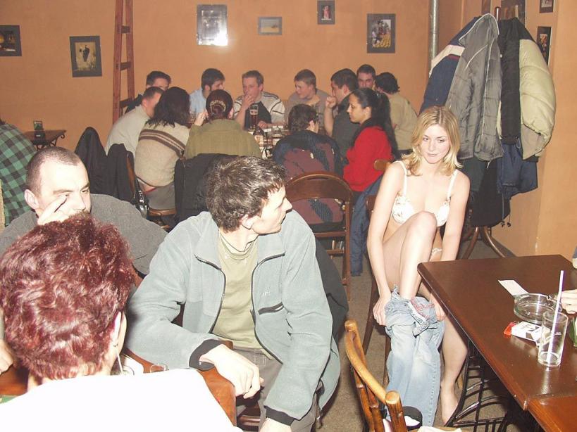 全裸女招待跨坐顾客肩膀、大腿上，洋妞裸奔玩法真多