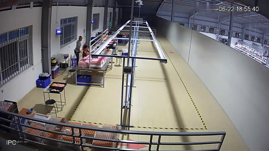 某工厂流水线主管潜规则女工内射后一本正经装作检查工作幸亏主管是秒射男不然被发现了