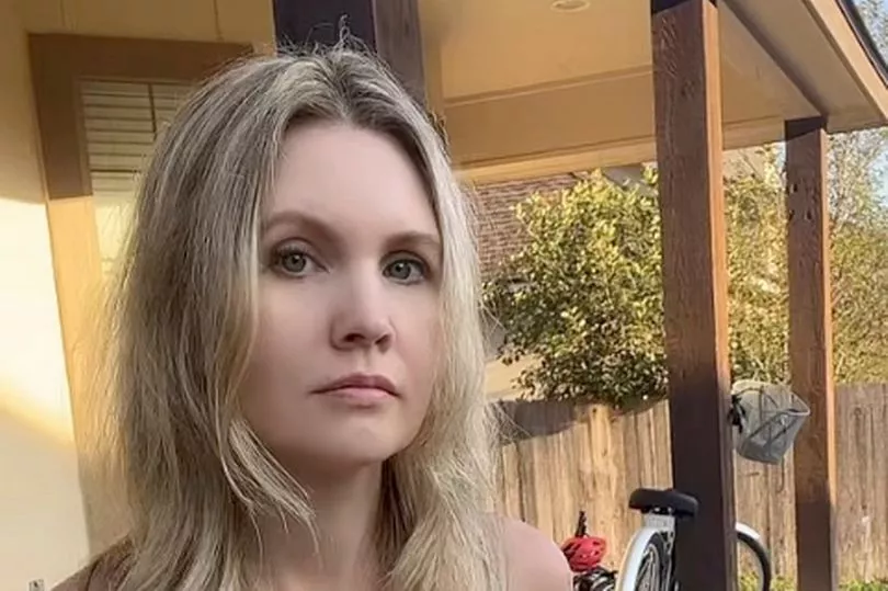 美国:摩门教女子被禁入社区教堂 愤怒脱内裤抗议