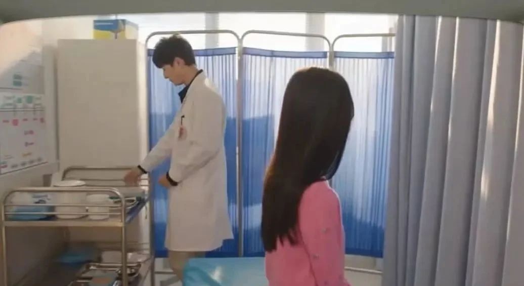 毁三观！女子体检被医生吮吸胸部...