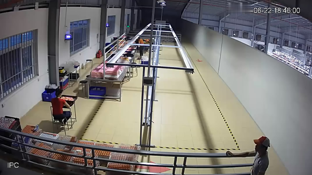 某工厂流水线主管潜规则女工内射后一本正经装作检查工作幸亏主管是秒射男不然被发现了