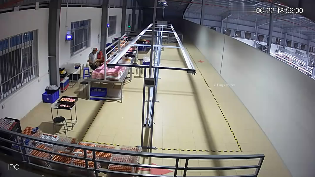 某工厂流水线主管潜规则女工内射后一本正经装作检查工作幸亏主管是秒射男不然被发现了