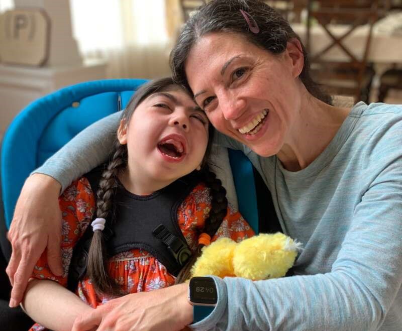 英国首次诞生含有三人DNA的婴儿 一男两女“合作”