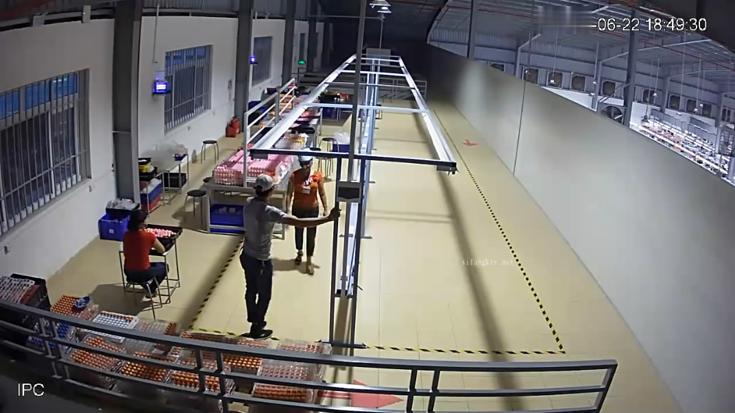 某工厂流水线主管潜规则女工内射后一本正经装作检查工作幸亏主管是秒射男不然被发现了