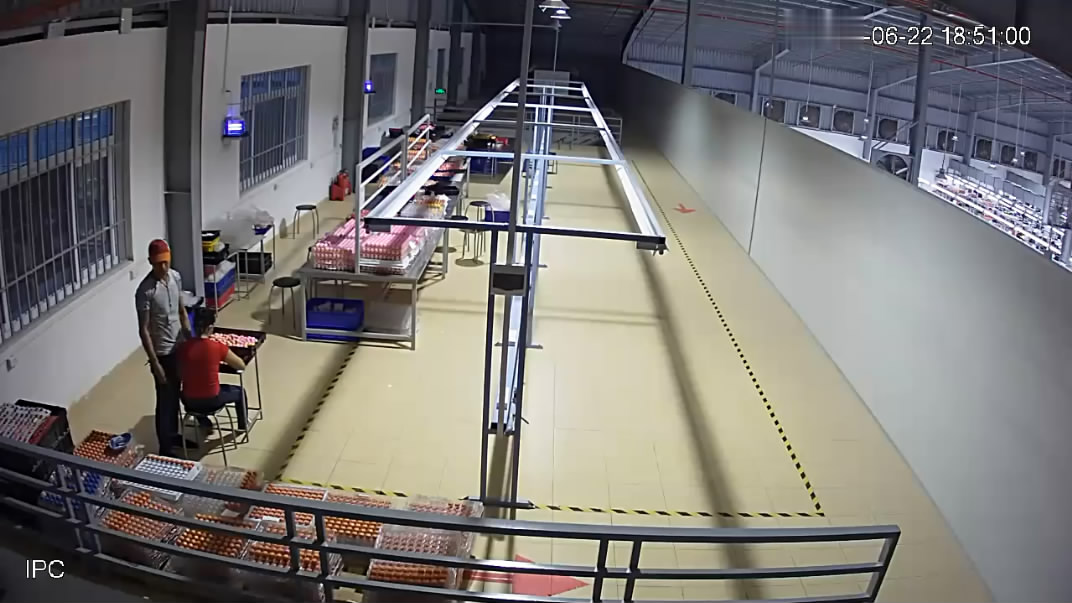 某工厂流水线主管潜规则女工内射后一本正经装作检查工作幸亏主管是秒射男不然被发现了