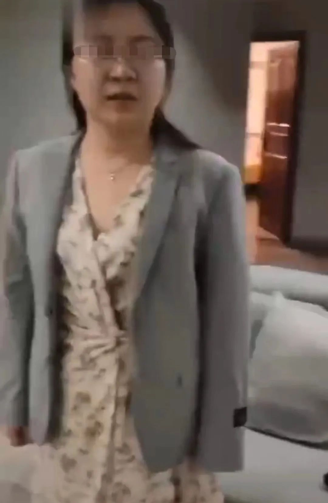 突发！深夜到女局长家“充电”的李副区长，名字已从官网撤下！